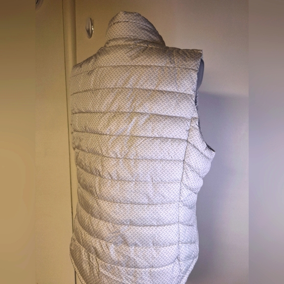 Gap Grey & White Puffer Vest Size Large - Picture 3 of 4